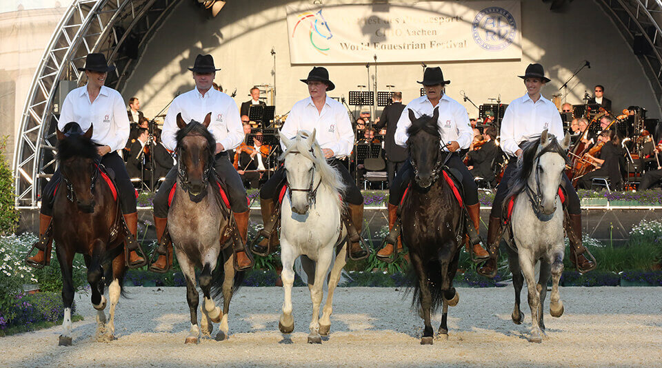 Marchadores and riders at a community event